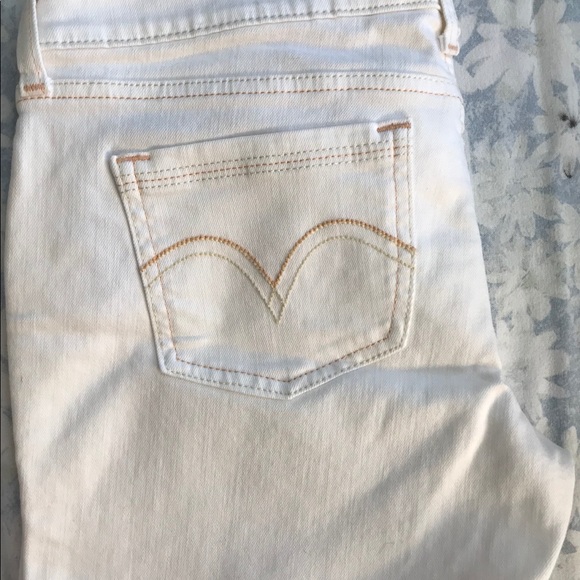 NWOT, size W28 pair of white Levi’s shorts. - Picture 3 of 8